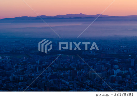 未明の暑寒別岳と札幌市街地。6月。藻岩山より 23179891