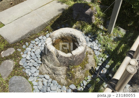 兼六園〜夕顔亭の竹根石手水鉢 23180055