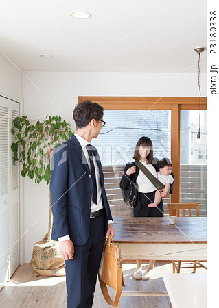 共働きの家族　朝の出勤 23180338