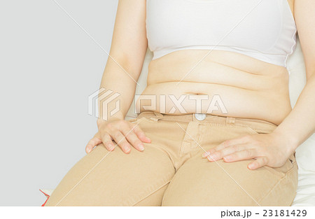 女性のたるんだおなか 23181429