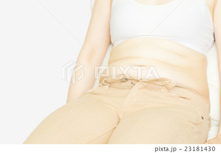 女性のたるんだおなか 女性のたるんだおなか 23181430