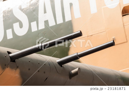 ベトナム戦争時にアメリカ空軍で使用されたA-1 スカイレイダーに装備された20mm機関砲 23181871