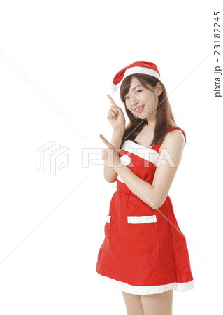 サンタ姿の若い女性 サンタ姿の若い女性 23182245