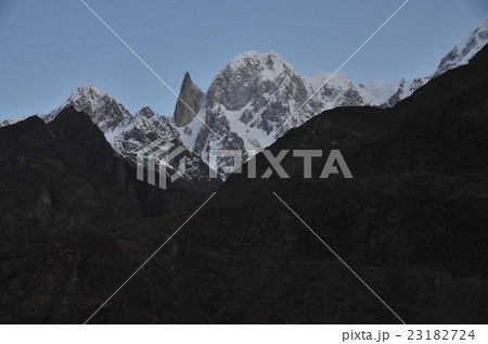 パキスタン　夜明けのフンザ　朝日が差し込むフィンガーピークとフンザピーク　　 23182724