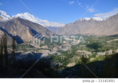 パキスタン　朝のフンザの俯瞰写真　朝日が差し込む山と村　　 23182891