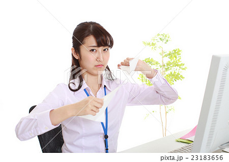 不機嫌になり書類をくしゃくしゃにするＯＬ 23183656