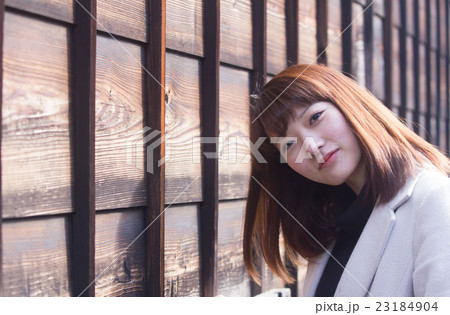 若い女性の一人旅イメージ 23184904