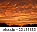 住宅街の夕焼け少し前の空 23186833
