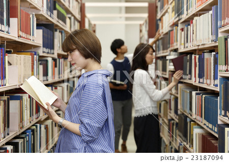 大学図書室 23187094