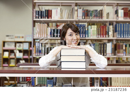図書室で本を選ぶ女性 図書室で本を選ぶ女性 23187236