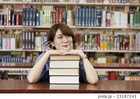 図書室で本を選ぶ女性 図書室で本を選ぶ女性 23187243