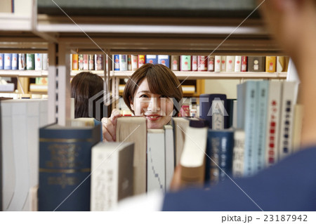本を手に取る学生 キャンパスライフ 恋愛 本を手に取る学生 キャンパスライフ 恋愛 23187942