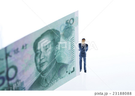 50人民元札と男性 23188088