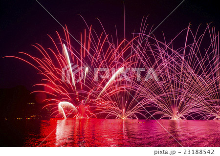 榛名湖の赤い花火の写真素材
