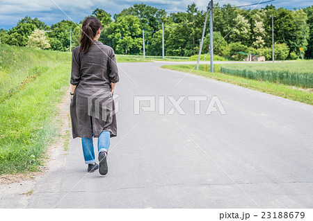 道を歩く女性 23188679