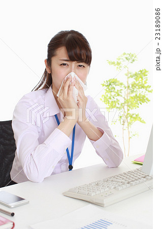 鼻をかむOL 23189086