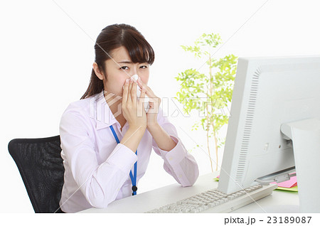 鼻をかむOL 23189087