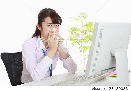 鼻をかむOL 23189088