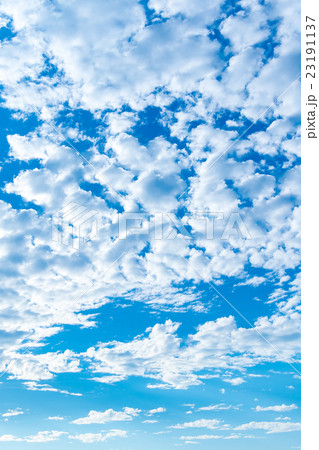 梅雨時期の晴れ間　空　雲　コピースペース　積雲　初夏の空　広いコピースペース　空の画像素材 23191137