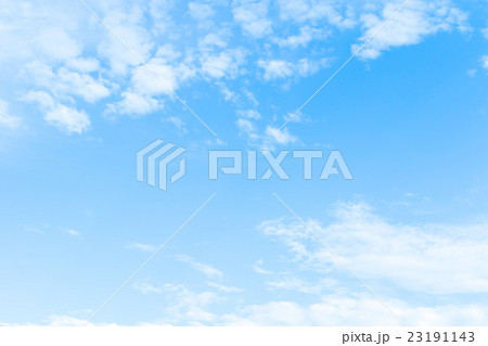 梅雨時期の晴れ間　空　雲　コピースペース　積雲　初夏の空　広いコピースペース　空の画像素材 23191143