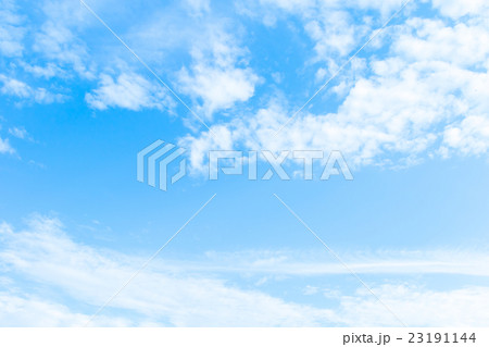 梅雨時期の晴れ間　空　雲　コピースペース　積雲　初夏の空　広いコピースペース　空の画像素材 23191144