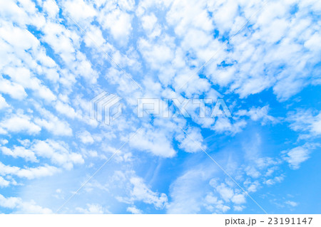 梅雨時期の晴れ間　空　雲　コピースペース　積雲　初夏の空　広いコピースペース　空の画像素材 23191147