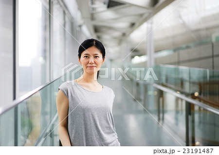 ビル室内での女性ポートレートの写真素材