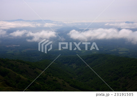 初夏の昆布岳から見る洞爺湖 23191505