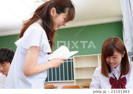 授業をする女性教師と生徒 23191963