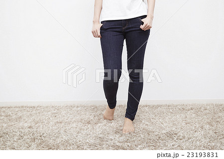 若い女性のデニム/ジーパン姿、下半身 若い女性のデニム/ジーパン姿、下半身 23193831