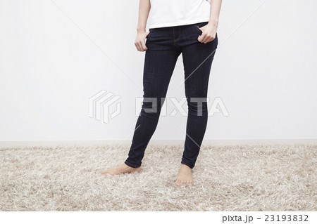 若い女性のデニム/ジーパン姿、下半身 23193832