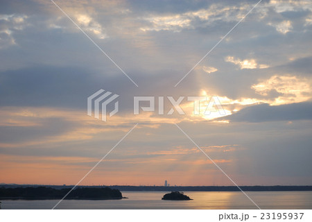 浜名湖礫島 日の出過ぎの光芒の写真素材