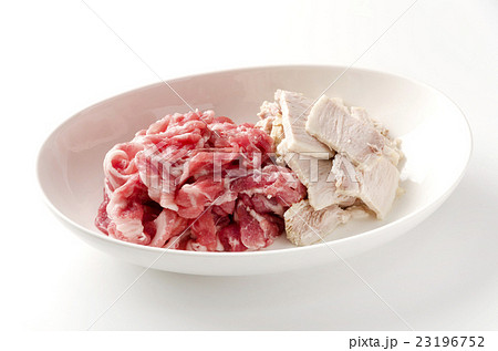 豚肩ロース細切れ肉と茹でた三枚肉 23196752