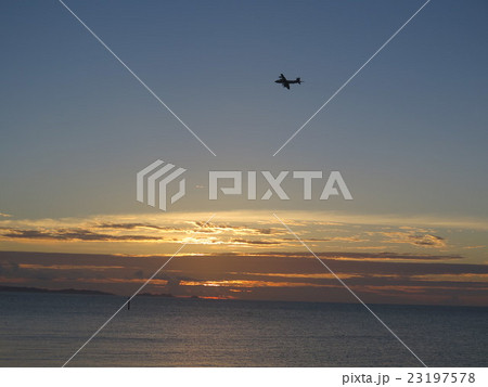 夕日と飛行機 23197578