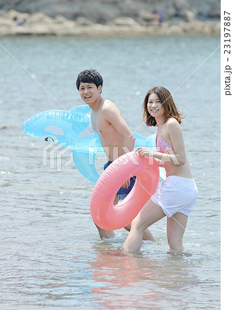 海で遊ぶ若いカップル 海で遊ぶ若いカップル 23197887
