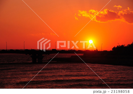 美浜大橋と夕日 23198058