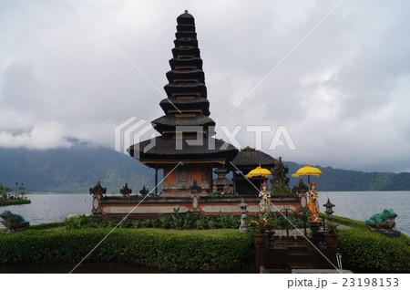 ウルン・ダヌ・ブラタン寺院のメルと祭壇 ウルン・ダヌ・ブラタン寺院のメルと祭壇 23198153