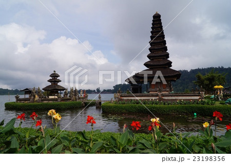 ウルン・ダヌ・ブラタン寺院とカンナの花 ウルン・ダヌ・ブラタン寺院とカンナの花 23198356