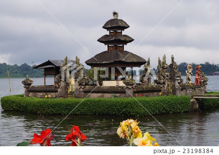 ウルン・ダヌ・ブラタン寺院の3重のメル ウルン・ダヌ・ブラタン寺院の3重のメル 23198384