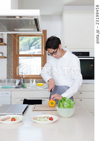 キッチンで料理をする男性 23199458