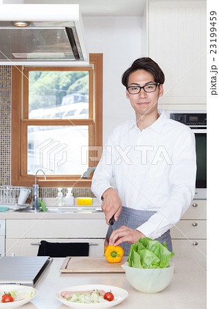 キッチンで料理をする男性 23199459