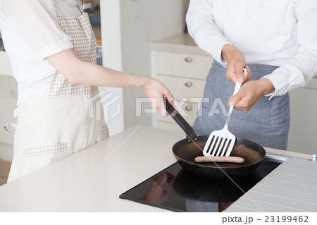 料理をするキッチンのカップル　手元 23199462