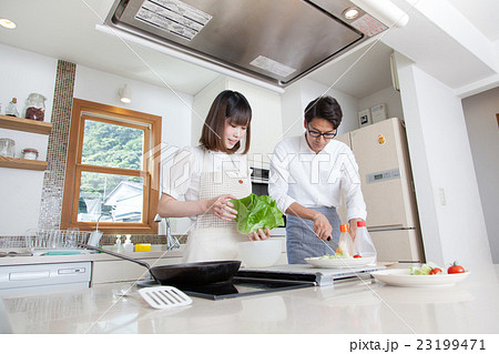料理をするキッチンのカップル 23199471