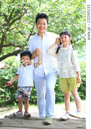 笑顔の素敵な家族の写真素材