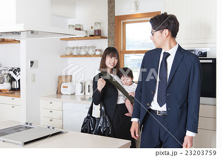 共働きの家族 朝の出勤 共働きの家族 朝の出勤 23203759