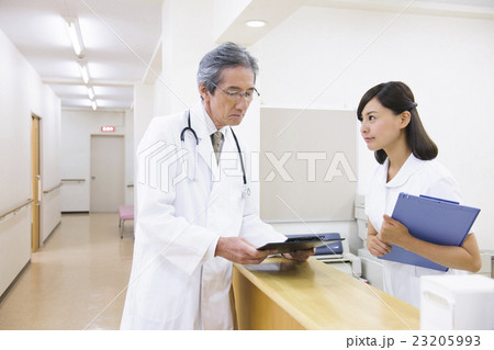 病院　医師　医者　医療　看護師　ナース　女性　福祉　ドクター　 23205993