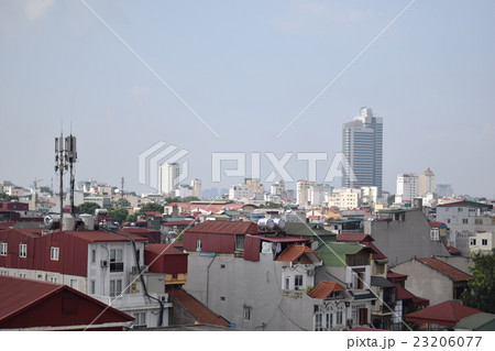 ハノイ郊外の低層住宅と高層ビル(ベトナム) ハノイ郊外の低層住宅と高層ビル(ベトナム) 23206077