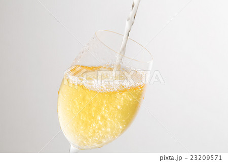 アップルジュースを注ぐ 23209571