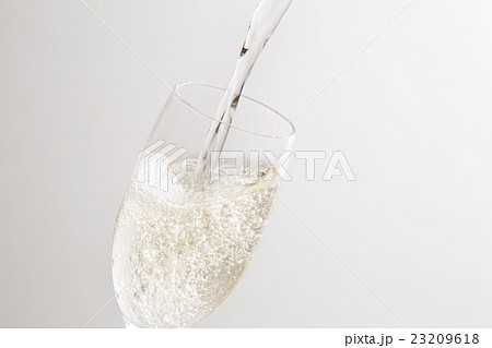 炭酸水を注ぐ 23209618