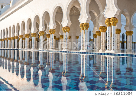 Sheikh Zayed White Mosque in Abu Dhabi Sheikh Zayed White Mosque in Abu Dhabi 23211004